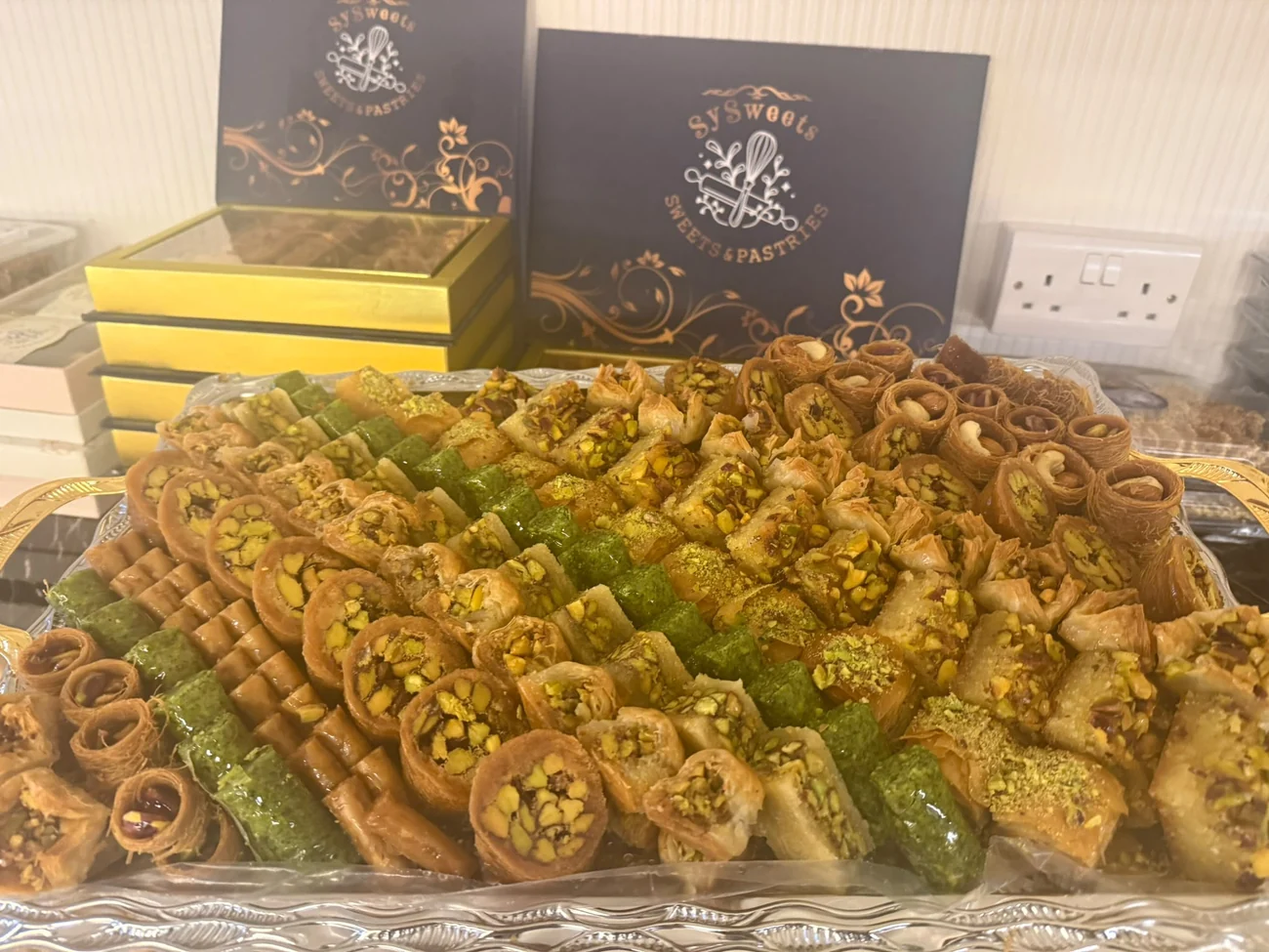 Assorted sweets tray with SY gift boxes